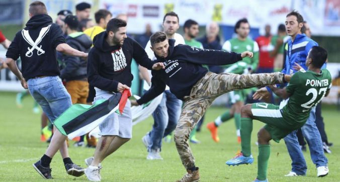 Palestyńczycy zaatakowali piłkarzy Maccabi na boisku! (VIDEO)