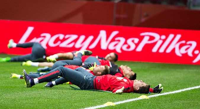 Trwa zgrupowanie w Juracie. Piłkarze nie mogą się uskarżać na nudę (wideo)