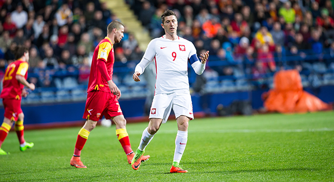 Robert Lewandowski goni Latę i Lubańskiego