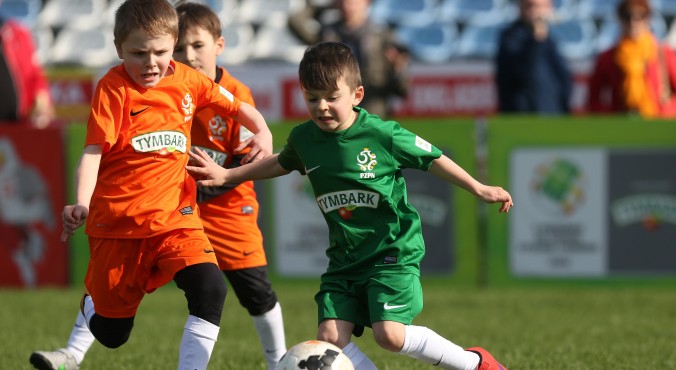 Młodzi piłkarze Polonii Białogon nie mają szatni przez księdza