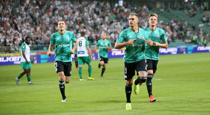 Legia Warszawa wygrała i gra dalej