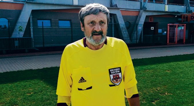 Ma 72 lata i wciąż biega z gwizdkiem