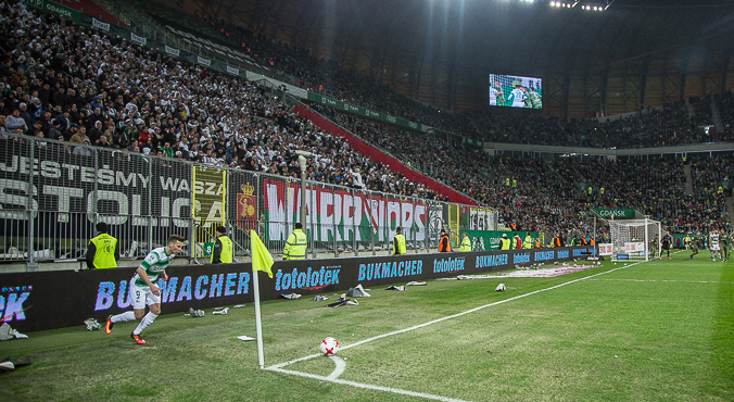 Kibice gości wracają na stadiony