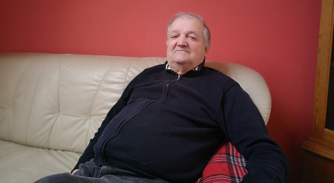 Diabeł w żółtym swetrze