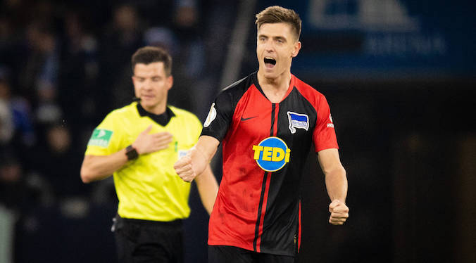 Hertha Berlin pokonuje Schalke. Kontuzja Piątka.