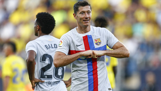 Barcelona wygrywa, Lewandowski trafia