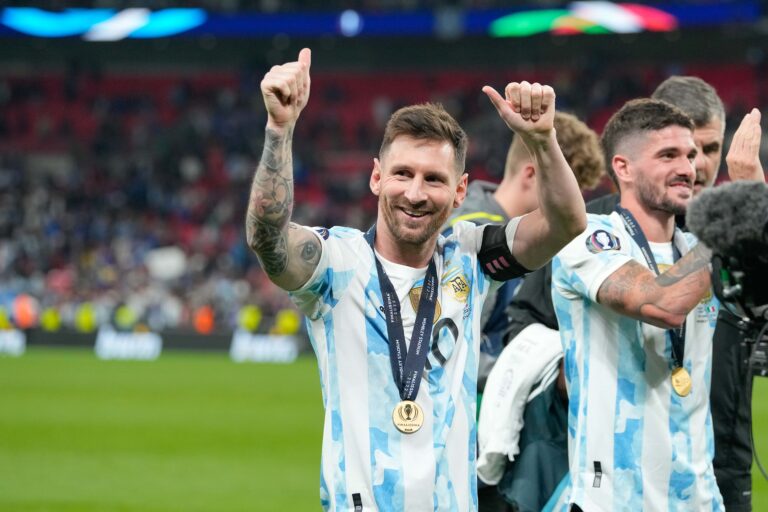 London, Grossbritannien, 01.06.2022: Lionel Messi (Argentina) gestikuliert, Gestik nach dem Finalissima 2022 Spiel  zwischen Italy vs Argentina im Wembley Stadium am 01. June 2022 in London, Grossbritannien. (Foto von Alex Gottschalk/DeFodi Images)

London, United Kingdom, 01.06.2022: Lionel Messi (Argentina) gestures after the Finalissima 2022 match between Italy vs Argentina at Wembley Stadion on June 1, 2022 in London, United Kingdom. (Photo by Alex Gottschalk/DeFodi Images)  
WLOCHY VS ARGENTYNA PILKA NOZNA SEZON 2021/2022
 
FOT.DEFODI IMAGES/newspix.pl / 400mm.pl
POLAND ONLY!
---
newspix.pl / 400mm.pl