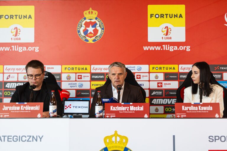 KRAKOW, 05.06.2024
FORTUNA I LIGA WISLA KRAKOW KONFERENCJA PRASOWA NOWY TRENER KAZIMIERZ MOSKAL
NZ JAROSLAW KROLEWSKI KAZIMIERZ MOSKAL KAROLINA KAWULA
FOT. ZUZA TWARDOSZ / 400mm.pl