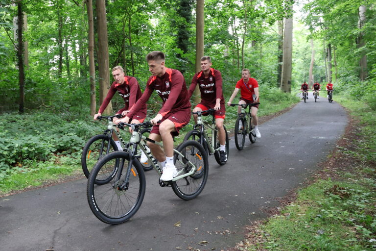 HANOWER 18.06.2024
PILKARZE REPREZENTACJI POLSKI JADA ROWERAMI NA TRENING W TRAKCIE NA EURO 2024 --- FOOTBALLERS FROM POLISH FOOTBALL NATIONAL TEAM CYCLING ON EURO 2024 IN HANOVER
ADAM BUKSA  KRZYSZTOF PIATEK  PAWEL DAWIDOWICZ
FOT. PIOTR KUCZA/400mm.pl