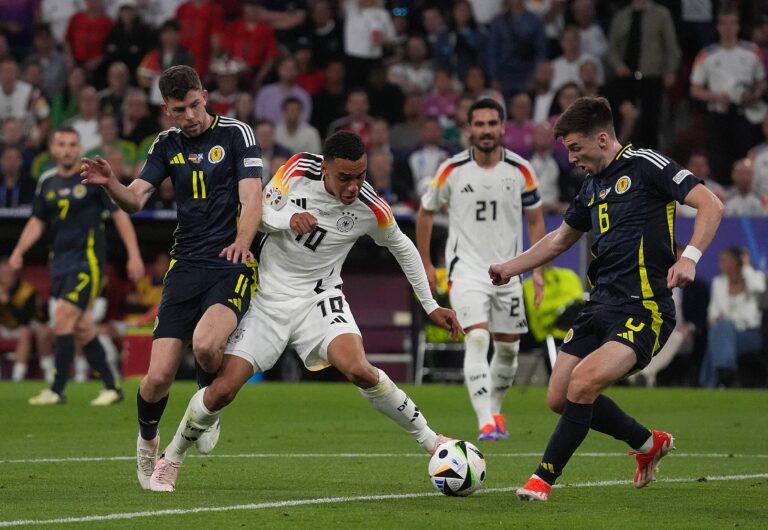 14.06.2024, Allianz-Arena, Munich, GER, EM UEFA 2024, Group A, Germany  vs Scotland, im Bild
Ryan Christie (Scottland #11) , Jamal Musiala (Germany #10) , Kieran Tierney (Scottland #6)  
PILKA NOZNA EURO MISTRZOSTWA EUROPY NIEMCY - SZKOCJA


---
newspix.pl / 400mm.pl
FOT. DEFODI IMAGES/newspix.pl / 400mm.pl
POLAND ONLY!
---
newspix.pl / 400mm.pl