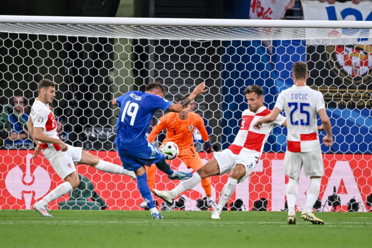 Josip Stanišić (Croatia), Mateo Retegui (Italy), Marin Pongračić (Croatia) und Luka Sučić (Croatia) im Zweikampf waehrend des Spiels der UEFA EURO 2024 - Gruppe B zwischen Kroatien und Italien, Stadion Leipzig am 24. June 2024 in Leipzig, Deutschland. (Foto von Harry Langer/DeFodi Images)     

Josip Stanišić (Croatia), Mateo Retegui (Italy), Marin Pongračić (Croatia) und Luka Sučić (Croatia) battle for the ball during the UEFA EURO 2024 - Group B match between Croatia and Italy at Leipzig Stadium on June 24, 2024 in Leipzig, Germany. (Photo by Harry Langer/DeFodi Images)  
MISTRZOSTWA EUROPY W PILCE NOZNEJ EURO 2024 MECZ CHORWACJA VS WLOCHY
FOT.DEFODI IMAGES/newspix.pl / 400mm.pl
POLAND ONLY!

---
newspix.pl / 400mm.pl