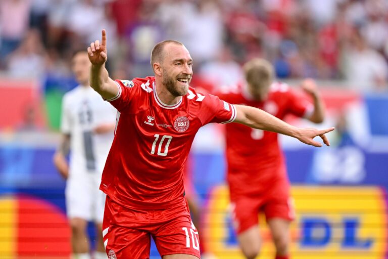 Christian Eriksen (Denmark) Torjubel, jubelt mit seiner Mannschaft nach treffer zum 0:1 waehrend des Spiels der UEFA EURO 2024 - Gruppe C zwischen Slowenien und Dänemark, Arena Stuttgart am 16. June 2024 in Stuttgart, Deutschland. (Foto von Harry Langer/DeFodi Images)     

Christian Eriksen (Denmark) celebrates after scoring his team&#039;s first goal with teammates during the UEFA EURO 2024 - Group C match between Slovenia and Denmark at Arena Stuttgart on June 16, 2024 in Stuttgart, Germany. (Photo by Harry Langer/DeFodi Images)  
PILKA NOZNA EURO MISTRZOSTWA EUROPY DANIA - SLOWENIA
FOT. DEFODI IMAGES/newspix.pl / 400mm.pl
POLAND ONLY!
---
newspix.pl / 400mm.pl