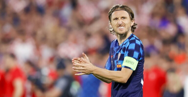 Rotterdam, Niederlande, 18.06.2023: Luka Modric (Croatia) schaut waehrend des Spiels der  UEFA Nations League 2022/23 final zwischen Croatia vs Spain, Croatia vs Spain im de Kuip am 18. June 2023 in Rotterdam, Niederlande. (Foto von Nesimages/Michael Bulder/DeFodi Images)

Rotterdam, Netherlands, 18.06.2023: Luka Modric (Croatia) looks on during the UEFA Nations League 2022/23 Semifinal match between Croatia vs Spain, Croatia vs Spain at the de Kuip on June 18, 2023 in Rotterdam, Netherlands. (Photo by Nesimages/Michael Bulder/DeFodi Images)  
LIGA NARODOW FINAL MECZ CHORWACJA VS HISZPANIA SEZON 2022/2023
FOT.DEFODI IMAGES/newspix.pl / 400mm.pl
POLAND ONLY!
---
newspix.pl / 400mm.pl