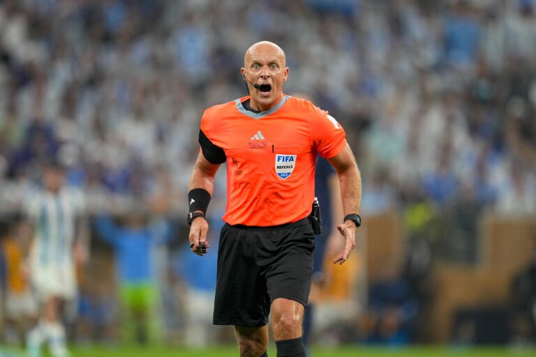 Lusail City, Katar, 18.12.2022: Schiedsrichter Szymon Marciniak (Poland) schaut und schreit waehrend des Spiels der FIFA World Cup Qatar 2022 - Final zwischen Argentinien und Frankreich im Lusail Iconic Stadion am 18. December 2022 in Lusail City, Katar. (Foto von Ulrik Pedersen/Defodi Images)

Lusail City, Qatar, 18.12.2022: Schiedsrichter Szymon Marciniak (Poland) looks on and screams during the FIFA World Cup Qatar 2022 - Final match between Argentina and France at Lusail Iconic Stadium on December 18, 2022 in Lusail City, Qatar. (Photo by Ulrik Pedersen/Defodi Images) 
KATAR PILKA NOZNA MISTRZOSTWA SWIATA W PILCE NOZNEJ
ARGENTYNA - FRANCJA
FOT. DEFODI IMAGES/newspix.pl / 400mm.pl
POLAND ONLY!
---
newspix.pl / 400mm.pl