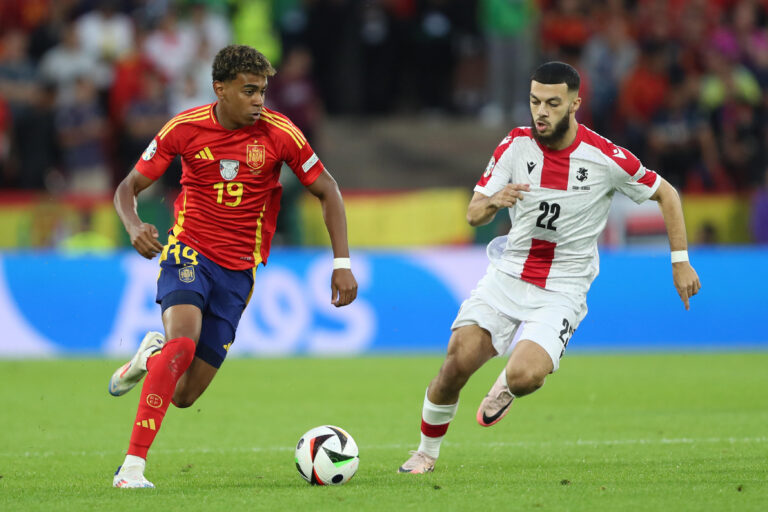 Lamine Yamal (Spain) und Georges Mikautadze (Georgia) im Zweikampf, UEFA EURO 2024 - Round of 16, Spain vs Georgia, Stadion Köln am 30. June 2024 in Köln, Deutschland. (Foto von Oliver Kaelke/DeFodi Images)

Lamine Yamal (Spain) und Georges Mikautadze (Georgia) battle for the ball, UEFA EURO 2024 - Round of 16, Spain vs Georgia, Cologne Stadium on June 30, 2024 in Cologne, Germany. (Photo by Oliver Kaelke/DeFodi Images)  
MISTRZOSTWA EUROPY W PILCE NOZNEJ EURO 2024 MECZ HISZPANIA VS GRUZJA
FOT.DEFODI IMAGES/newspix.pl / 400mm.pl
POLAND ONLY!

---
newspix.pl / 400mm.pl