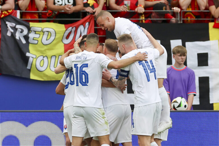 Ivan Schranz (Slovakia) bejubelt seinen Treffer mit den Teamkollegen waehrend des Spiels der UEFA EURO 2024 - Gruppe E zwischen Belgien und Slowakei, Arena Frankfurt am 17. June 2024 in Frankfurt am Main, Deutschland. (Foto von Marco Steinbrenner/DeFodi Images)     

Ivan Schranz (Slovakia) celebrates his goal with teammates during the UEFA EURO 2024 - Group E match between Belgium and Slovakia at Arena Frankfurt on June 17, 2024 in Frankfurt am Main, Germany. (Photo by Marco Steinbrenner/DeFodi Images)  
PILKA NOZNA EURO MISTRZOSTWA EUROPY BELGIA - SLOWACJA
FOT. DEFODI IMAGES/newspix.pl / 400mm.pl
POLAND ONLY!
---
newspix.pl / 400mm.pl