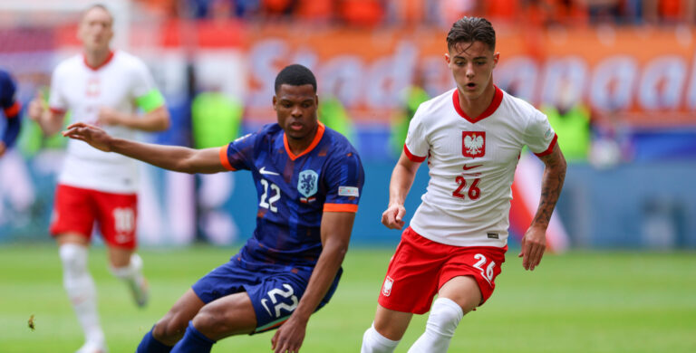 HAMBURG 16.06.2024
MECZ I RUNDA GRUPA D MISTRZOSTW EUROPY 2024: POLSKA - HOLANDIA --- FIRST ROUND GROUP D UEFA EURO 2024 MATCH POLAND - HOLLAND AT VOLKSPARKSTADION IN HAMBURG
NZ DENZEL DUMFRIES KACPER URBANSKI
FOT. JACEK STANISLAWEK / 400mm.pl