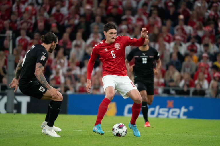 Kopenhagen, Daenemark, 13.06.2022: Andreas Christensen (Denmark) in Aktion, am Ball, Einzelaktion waehrend des UEFA Nations League - League A Group 1  Spiels zwischen Denmark vs Austria im Parken Stadion am 13. June 2022 in Kopenhagen, Daenemark. (Foto von Gaston Szerman/DeFodi Images)

Copenhagen, Denmark, 13.06.2022: Andreas Christensen (Denmark) Controls the ball during the UEFA Nations League - League A Group 1 match between Denmark vs Austria at Parken Stadium on June 13, 2022 in Copenhagen, Denmark. (Photo by Gaston Szerman/DeFodi Images) 
PILKA NOZNA LIGA NARODOW DANIA - AUSTRIA
FOT. DEFODI IMAGES/newspix.pl / 400mm.pl
POLAND ONLY!
---
newspix.pl / 400mm.pl