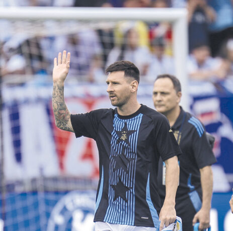 Chicago, USA, June 9, 2024: Lionel Messi 10 Argentina waves to the crowd before the friendly match between Argentina and Ecuador on Sunday June 9 at Soldier Field, Chicago, USA. NO COMMERCIAL USAGE. Shaina Benhiyoun/SPP PUBLICATIONxNOTxINxBRAxMEX Copyright: xShainaxBenhiyoun/SPPx spp-en-ShBe-8P6A8778