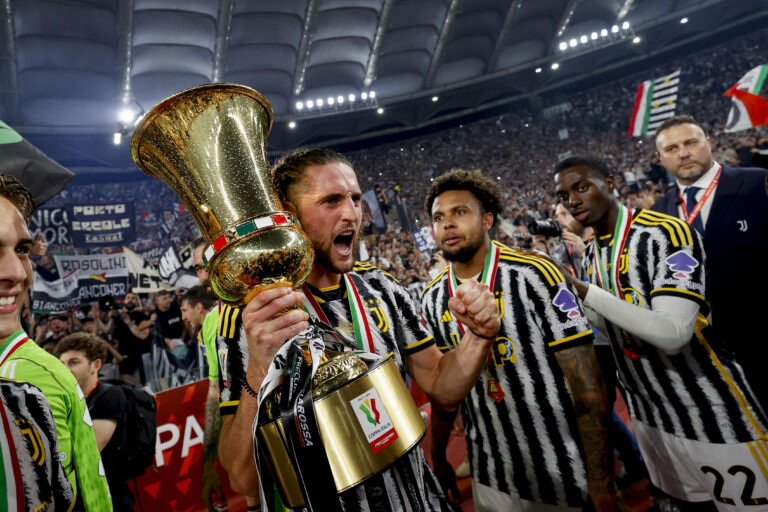 Adrien Rabiot (Juventus) mit der Trophäe, Coppa Italia 2023/2024 Final, Atalanta BC vs Juventus FC, Olimpico Stadion am 15. May 2024 in Rom, Italien. (Foto von Matteo Ciambelli/DeFodi Images)

Adrien Rabiot (Juventus) with the trophy, Coppa Italia 2023/2024 Final, Atalanta BC vs Juventus FC, Olimpico Stadium on May 15, 2024 in Rome, Italy. (Photo by Matteo Ciambelli/DeFodi Images)  
PUCHAR WLOCH PILKA NOZNA FINAL SEZON 2023/2024

FOT.DEFODI IMAGES/newspix.pl / 400mm.pl
POLAND ONLY!

---
newspix.pl / 400mm.pl