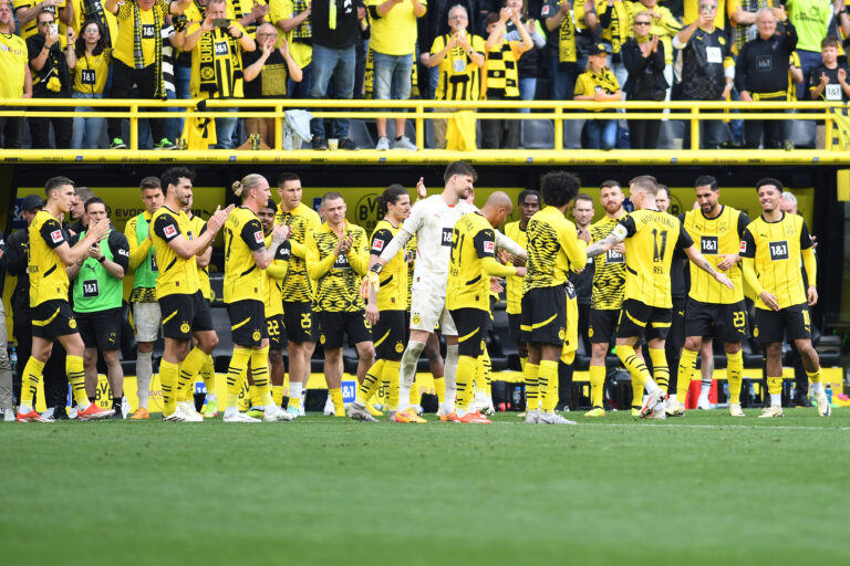 Dortmund, Deutschland, 18.05.24: Marco Reus (Borussia Dortmund) Auswechslung waehrend des Spiels der 1. Bundesliga zwischen BV Borussia Dortmund vs SV Darmstadt 98 im Signal-Iduna-Park  am 18. May 2024 in Dortmund, Deutschland. (Foto von Ralf Treese/DeFodi Images)

Dortmund, Germany, 18.05.24: Marco Reus (Borussia Dortmund) player substitution during the 1. Bundesliga match between BV Borussia Dortmund vs SV Darmstadt 98 at Signal-Iduna-Park on May 18, 2024 in Dortmund, Germany. (Photo by Ralf Treese/DeFodi Images) DFB / DFL REGULATIONS PROHIBIT ANY USE OF PHOTOGRAPHS AS IMAGE SEQUENCES AND/OR QUASI-VIDEO.
LIGA NIEMIECKA PILKA NOZNA SEZON 2023/2024
FOT.DEFODI IMAGES/newspix.pl / 400mm.pl
POLAND ONLY!

---
newspix.pl / 400mm.pl