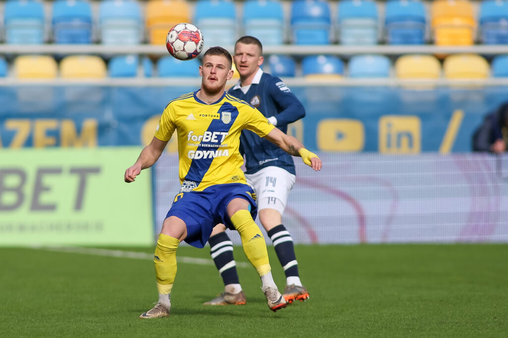 Gdynia, 25.02.2024, 
Pilka nozna. Fortuna I liga. Mecz 21. kolejki Arka Gdynia - Stal Rzeszow, Gdynia., 
Football. Polish 2nd football league. 21st round  match Arka Gdynia - Stal Rzeszow, Gdynia., 
NZ: Karol Czubak, Kamil Koscielny , 
FOT. Tomasz Zasinski / 400mm.pl