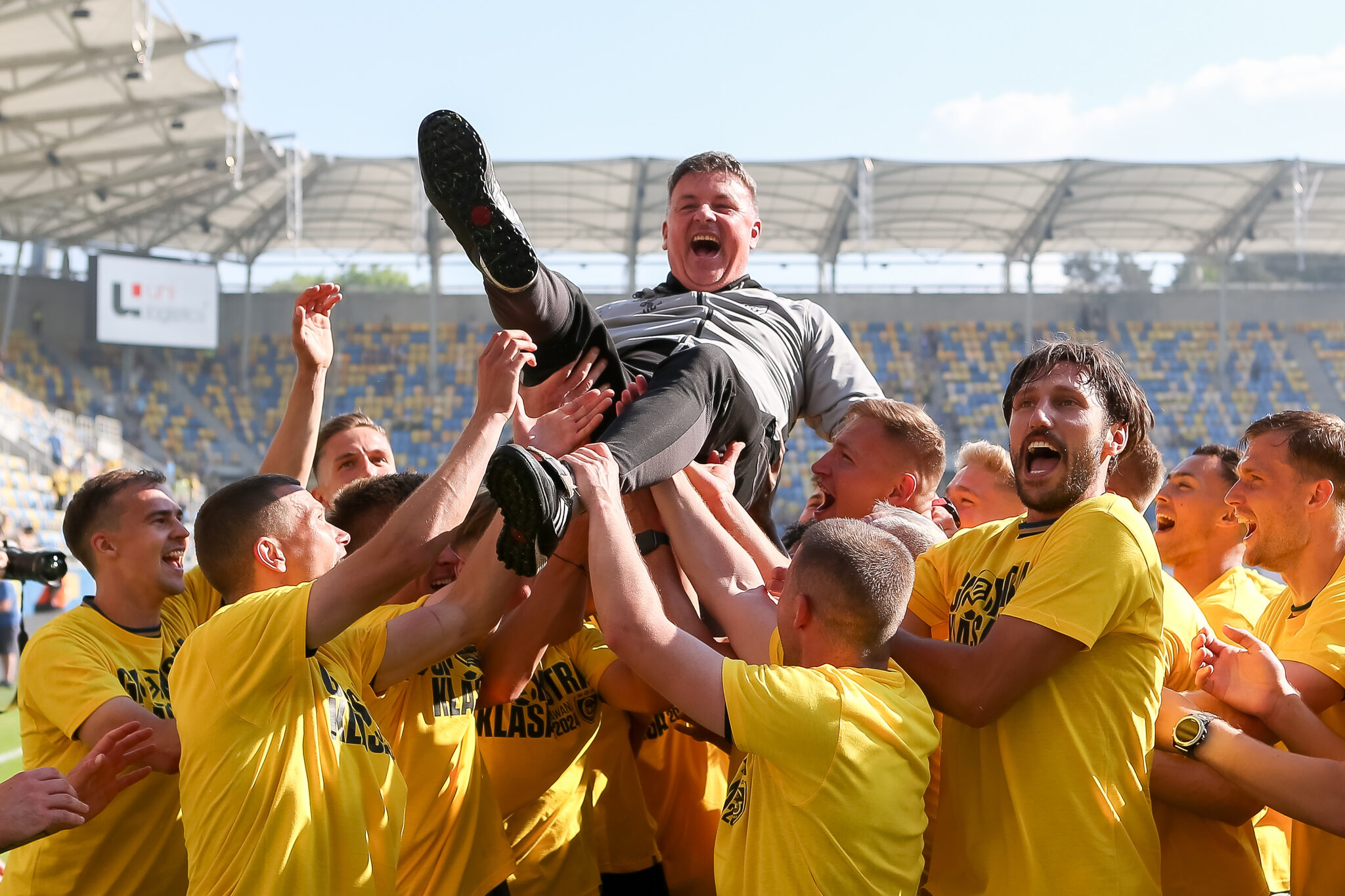 Gdynia, 26.05.2024, 
Pilka nozna. Fortuna I liga. Mecz 34. kolejki Arka Gdynia - GKS Katowice, Gdynia., 
Football. Polish 2nd football league. 34th round  match Arka Gdynia - GKS Katowice, Gdynia., 
NZ: GKS Katowice, radosc, awans, Rafal Gorak (trener/coach), podrzucanie , 
FOT. Tomasz Zasinski / 400mm.pl