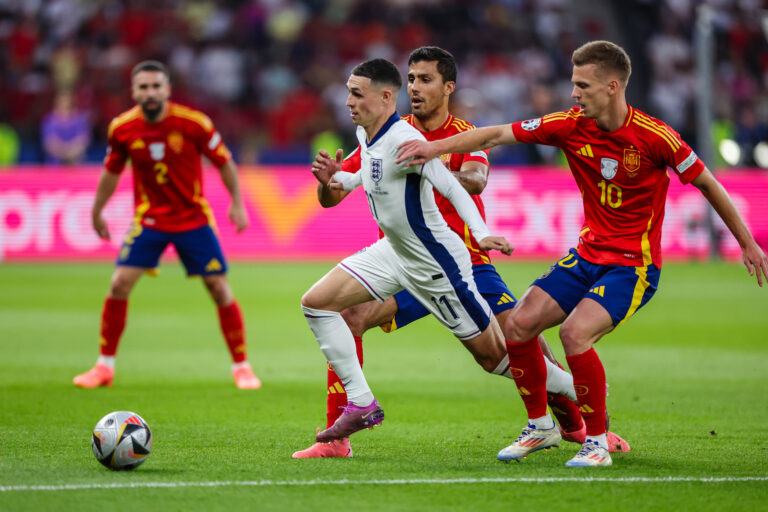 BERLIN 14.07.2024
MECZ FINAL MISTRZOSTW EUROPY 2024: HISZPANIA - ANGLIA --- FINAL UEFA EURO 2024 MATCH: SPAIN - ENGLAND
NZ PHIL FODEN RODRI  DANI OLMO 
FOT. PATRYK PINDRAL/400MM.PL