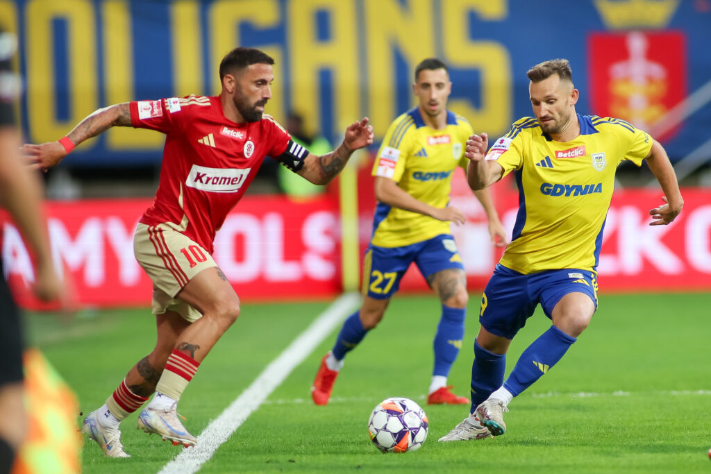 Gdynia, 29.07.2024, 
Pilka nozna. Betclic I liga. Mecz 2. kolejki Arka Gdynia - LKS Lodz, Gdynia., 
Football. Polish 2nd football league. 2nd round  match Arka Gdynia - LKS Lodz, Gdynia., 
NZ: Jose Antonio Ruiz Lopez ãPiruloÓ, Michal Rzuchowski , 
FOT. Tomasz Zasinski / 400mm.pl