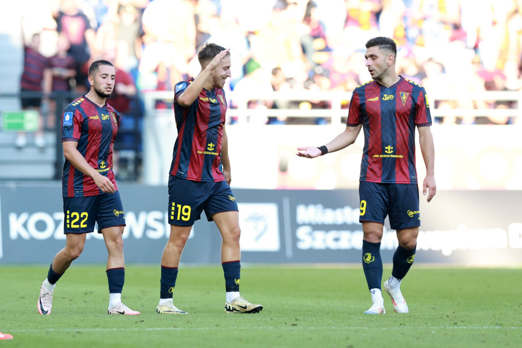 SZCZECIN 20.07.2024
PKO EKSTRAKLASA PILKA NOZNA MEZCZYZN -- POLISH PKO EKSTRAKLASA FOOTBALL MATCH POGON SZCZECIN - KORONA KIELCE
NZ RADOSC KACPRA LUKASIAKA (W SRODKU) PO BRAMCE NA 3:0, Z PRAWEJ EFTHYMIOS KOULOURIS, Z LEWEJ VAHAN BICHAKHCHYAN WAHAN BICZACHCZJAN
FOT. KRZYSZTOF CICHOMSKI