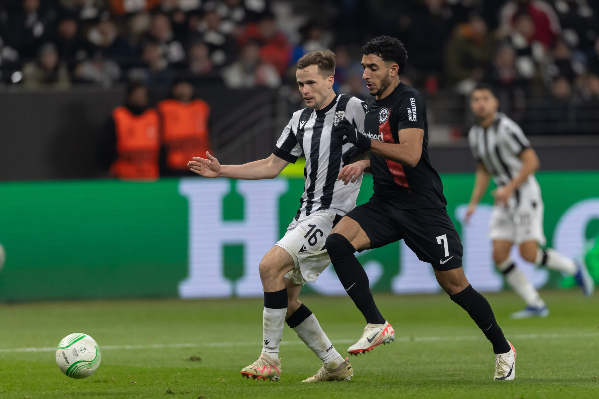 Tomasz Kedziora (PAOK Thessaloniki) und Omar Marmoush (Eintracht Frankfurt) im Zweikampf waehrend des Spiels der UEFA Europa Conference League 2023/2024 - Group G zwischen Eintracht Frankfurt vs PAOK Saloniki im Deutsche Bank Park am 30. November 2023 in Frankfurt am Main, Deutschland. (Foto von Mario Hommes/DeFodi Images)

Tomasz Kedziora (PAOK Thessaloniki) und Omar Marmoush (Eintracht Frankfurt) battle for the ball during the UEFA Europa Conference League 2023/2024 - Group G match between Eintracht Frankfurt vs PAOK Saloniki at Deutsche Bank Park on November 30, 2023 in Frankfurt am Main, Germany. (Photo by Mario Hommes/DeFodi Images) 
LIGA KONFERENCJI EUROPY PILKA NOZNA SEZON 2023/2024
FOT.DEFODI IMAGES/newspix.pl / 400mm.pl
POLAND ONLY!

---
newspix.pl / 400mm.pl