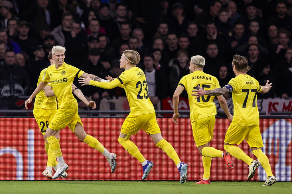 Amsterdam, Niederlande, 15.02.2024: Albert Gronbaek (FK Bodo/Glimt) scores the 0-1 torjubelt mit seiner Mannschaft waehrend des Spiels der  Europa Conference League  zwischen AFC Ajax vs FK Bodo/Glimt im Johan Cruijff Arena am 15. February 2024 in Amsterdam, Niederlande. (Foto von Nesimages/Michael Bulder/DeFodi Images)

Amsterdam, Netherlands, 15.02.2024: Albert Gronbaek (FK Bodo/Glimt) scores the 0-1 celebrating his goal with teammates during the Europa Conference League  match between AFC Ajax vs FK Bodo/Glimt at the Johan Cruijff Arena on February 15, 2024 in Amsterdam, Netherlands. (Photo by Nesimages/Michael Bulder/DeFodi Images) 
LIGA KONFERENCJI EUROPY PILKA NOZNA SEZON 2023/2024
FOT.DEFODI IMAGES/newspix.pl / 400mm.pl
POLAND ONLY!

---
newspix.pl / 400mm.pl