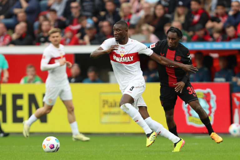 Serhou Guirassy (VfB Stuttgart) und Jeremie Frimpong (Bayer 04 Leverkusen) im Zweikampf, 1. Bundesliga, Bayer 04 Leverkusen vs VfB Stuttgart, BayArena am 27. April 2024 in Leverkusen, Deutschland. (Foto von Oliver Kaelke/DeFodi Images)

Serhou Guirassy (VfB Stuttgart) und Jeremie Frimpong (Bayer 04 Leverkusen) battle for the ball, 1. Bundesliga, Bayer 04 Leverkusen vs VfB Stuttgart, BayArena on April 27, 2024 in Leverkusen, Germany. (Photo by Oliver Kaelke/DeFodi Images) 
LIGA NIEMIECKA PILKA NOZNA SEZON 2023/2024
FOT.DEFODI IMAGES/newspix.pl / 400mm.pl
POLAND ONLY!

---
newspix.pl / 400mm.pl