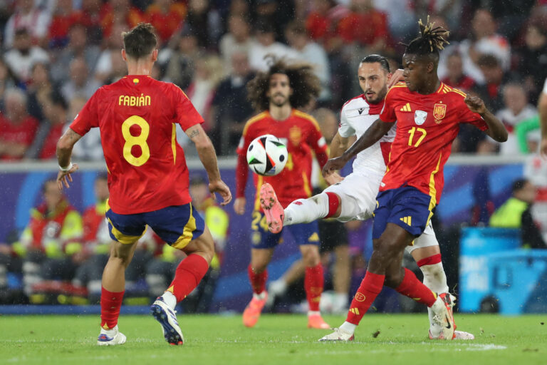 Giorgi Kochorashvili (Georgia) und Nico Williams (Spain) im Zweikampf, UEFA EURO 2024 - Round of 16, Spain vs Georgia, Stadion Köln am 30. June 2024 in Köln, Deutschland. (Foto von Oliver Kaelke/DeFodi Images)

Giorgi Kochorashvili (Georgia) und Nico Williams (Spain) battle for the ball, UEFA EURO 2024 - Round of 16, Spain vs Georgia, Cologne Stadium on June 30, 2024 in Cologne, Germany. (Photo by Oliver Kaelke/DeFodi Images)  
MISTRZOSTWA EUROPY W PILCE NOZNEJ EURO 2024 MECZ HISZPANIA VS GRUZJA
FOT.DEFODI IMAGES/newspix.pl / 400mm.pl
POLAND ONLY!

---
newspix.pl / 400mm.pl