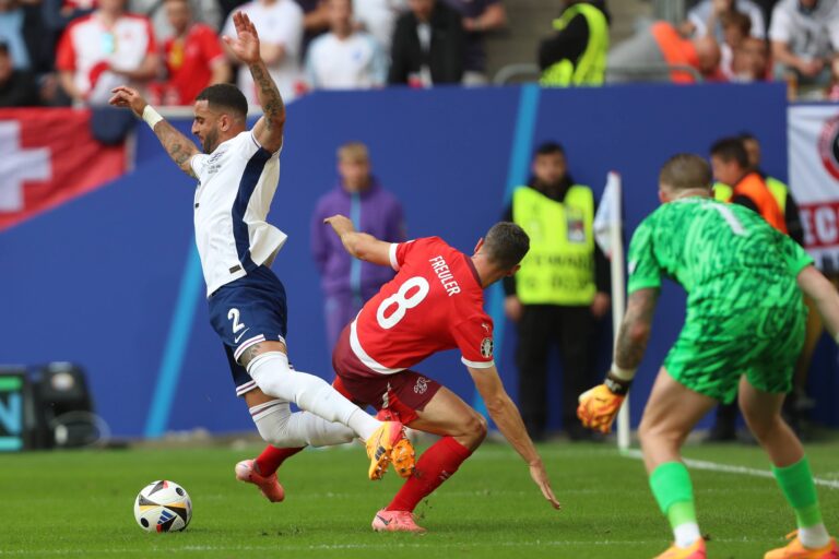 Kyle Walker (England) und Remo Freuler (Switzerland) im Zweikampf, UEFA EURO 2024 - Quarter-final, England vs Switzerland, Arena Düsseldorf am 06. July 2024 in Düsseldorf, Deutschland. (Foto von Oliver Kaelke/DeFodi Images)

Kyle Walker (England) und Remo Freuler (Switzerland) battle for the ball, UEFA EURO 2024 - Quarter-final, England vs Switzerland, Arena Dusseldorf on July 6, 2024 in Dusseldorf, Germany. (Photo by Oliver Kaelke/DeFodi Images)  
PILKA NOZNA EURO MISTRZOSTWA EUROPY ANGLIA - SZWAJCARIA
FOT. DEFODI IMAGES/newspix.pl / 400mm.pl
POLAND ONLY!
---
newspix.pl / 400mm.pl