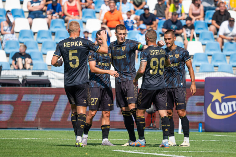 MIELEC 27.07.2024
MECZ 1. KOLEJKA PKO EKSTRAKLASA SEZON 2024/25 --- POLISH FOOTBALL TOP LEAGUE MATCH IN MIELEC: PGE FKS STAL MIELEC - GKS KATOWICE 0:1
BARTOSZ NOWAK ARKADIUSZ JEDRYCH RZUT KARNY BRAMKA CIESZYNKA
FOT. MICHAL TRZPIS/400MM.PL