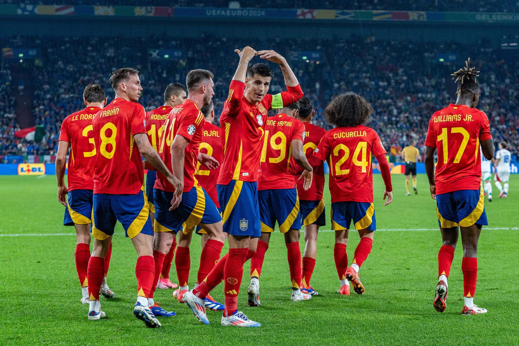 20.06.2024, Veltins Arena, Gelsenkirchen, GER, UEFA EM 2024, Spanien vs Italien, Gruppe B, im Bild Tor und Jubel zum 1:0 durch Eigentor von Riccardo Calafiori (Italien, #05) hier Daniel Carvajal (Spanien, #02) Alvaro Morata (Spanien, #07) Lamine Yamal (Spanien, #19) Pedri (Spanien, #20) Nico Williams (Spanien, #17) Lamine Yamal (Spanien, #19) Fabian Ruiz (Spanien, #08) // during the group B match between Spain and Italy of the UEFA Euro 2024 at the Veltins Arena in Gelsenkirchen, Germany on 2024/06/20. EXPA Pictures © 2024, PhotoCredit: EXPA/ Eibner-Pressefoto/ Bahho Kara

*****ATTENTION - OUT of GER***** 
MISTRZOSTWA EUROPY W PILCE NOZNEJ EURO 2024 MECZ HISZPANIA VS WLOCHY
FOT.EXPA/newspix.pl / 400mm.pl
Austria, Italy, Spain, Slovenia, Serbia, Croatia, Germany, UK, USA and Sweden  OUT!
---
newspix.pl / 400mm.pl