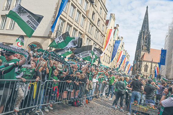 DEU, Deutschland, Nordrhein-Westfalen, Münster, 19.05.2024: Jubelnde Fans des SC Preußen Münster auf dem Prinzipalmarkt. SC Preußen Münster feiert den Aufstieg in die 2. Fußball-Bundesliga *** DEU, Germany, North Rhine-Westphalia, Münster, 19 05 2024 Cheering fans of SC Preußen Münster at Prinzipalmarkt SC Preußen Münster celebrates promotion to the 2nd Bundesliga