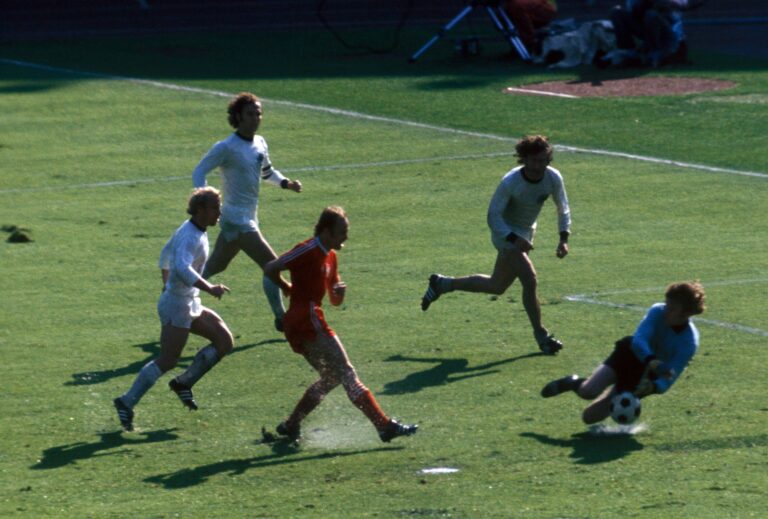 Wasserschlacht im Frankfurter Waldstadion - Grzegorz Lato Polen, Mitte scheitert an Torwart Sepp Maier, Berti Vogts li., Franzbeckenbauer 2.v.li. und Paul Breitner alle BR Deutschland schauen zu,Image: 513513886, License: Rights-managed, Restrictions: , Model Release: no, Credit line: WEREK / imago sport / Forum