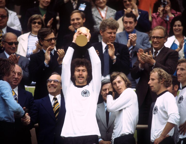 Die BR Deutschland ist Weltmeister 1974 - Paul Breitner präsentiert stolz den Weltpokal, daneben v.re.: Hans Georg Schwarzenbeck, Hans Hubert Berti Vogts, Jürgen Grabowski, Bundeskanzler Helmut Schmidt SPD, Torwart Sepp Maier li. und DFB Präsident Dr. Hermann Gösmann 2.v.li., alle BRD,Image: 539254334, License: Rights-managed, Restrictions: , Model Release: no, Credit line: imago sportfotodienst / imago sport / Forum