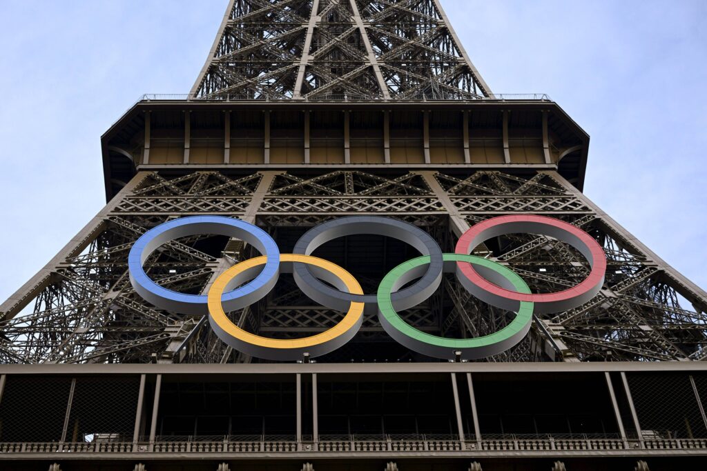 Olympic rings on the the Eiffel Tower two days before the start of the Paris 2024 Olympics, on July 24, 2024. Paris France LKFTJK20240724201206SVLZ Copyright: xVesaxMoilanenx LKFTJK20240724201206SVLZ,Image: 892016444, License: Rights-managed, Restrictions: PUBLICATIONxNOTxINxSUIxAUTxFRAxKORxJPNxSWExNORxFINxDENxNED, Model Release: no, Credit line: Vesa Moilanen / imago sport / Forum