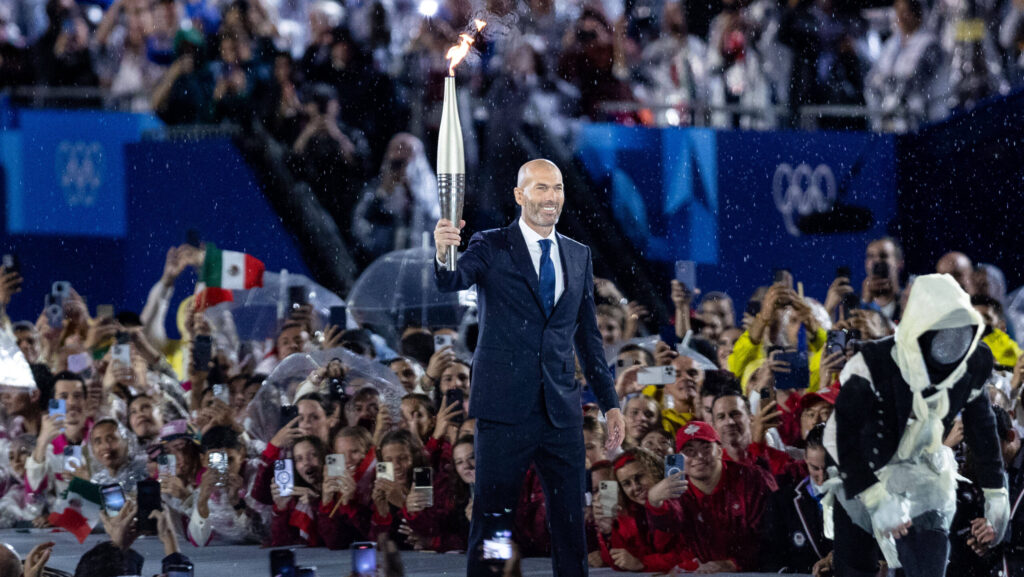 Zinedine Zidane Frankreich, Fussball Spieler, Weltmeister mit der olympischen Fackel, FRA, Olympische Spiele Paris 2024, Eroeffnungsfeier, Opening Ceremony, 26.07.2024 FRA, Olympische Spiele Paris 2024, Eroeffnungsfeier, Opening Ceremony, 26.07.2024 Paris *** Zinedine Zidane France, football player, world champion with the Olympic torch, FRA, Olympic Games Paris 2024, Opening Ceremony, Opening Ceremony, 26 07 2024 FRA, Olympic Games Paris 2024, Opening Ceremony, Opening Ceremony, 26 07 2024 Paris Copyright: xx EP_RBE,Image: 892781556, License: Rights-managed, Restrictions: , Model Release: no, Credit line: Eibner-Pressefoto/Buerke / imago sport / Forum