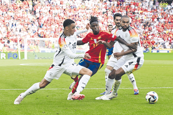 Fu√üball, Herren, Saison 2023/24, Euro EM 2024, Viertelfinale in Stuttgart, Spanien - Deutschland, Jamal Musiala Deutschland, Nico Williams Spanien und Jonathan Tah Deutschland im Zweikampf , 05.07. 2024, *** Soccer, Men, Season 2023 24, Euro EM 2024, Quarterfinals in Stuttgart, Spain Germany, Jamal Musiala Germany , Nico Williams Spain and Jonathan Tah Germany in a duel , 05 07 2024, Copyright: xMatthiasxKochx,Image: 887534741, License: Rights-managed, Restrictions: , Model Release: no, Credit line: Matthias Koch / imago sport / Forum