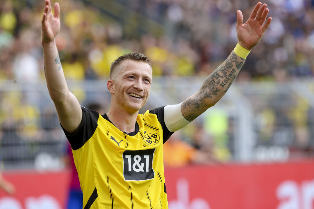 Dortmund, Deutschland, 18.05.2024: Marco Reus (Borussia Dortmund) Torjubel, jubelt nach seinem Treffer zum 2:0 waehrend des Spiels der  1. Bundesliga zwischen BV Borussia Dortmund vs SV Darmstadt 98 im Signal Iduna Park am 18. May 2024 in Dortmund, Deutschland. (Foto von Alex Gottschalk/DeFodi Images)

Dortmund, Germany, 18.05.2024: Marco Reus (Borussia Dortmund) celebrates after scoring his team&#039;s second goal during the 1. Bundesliga match between BV Borussia Dortmund vs SV Darmstadt 98 at Signal-Iduna-Park on May 18, 2024 in Dortmund, Germany. (Photo by Alex Gottschalk/DeFodi Images) DFB / DFL REGULATIONS PROHIBIT ANY USE OF PHOTOGRAPHS AS IMAGE SEQUENCES AND/OR QUASI-VIDEO.
LIGA NIEMIECKA PILKA NOZNA SEZON 2023/2024
FOT.DEFODI IMAGES/newspix.pl / 400mm.pl
POLAND ONLY!

---
newspix.pl / 400mm.pl