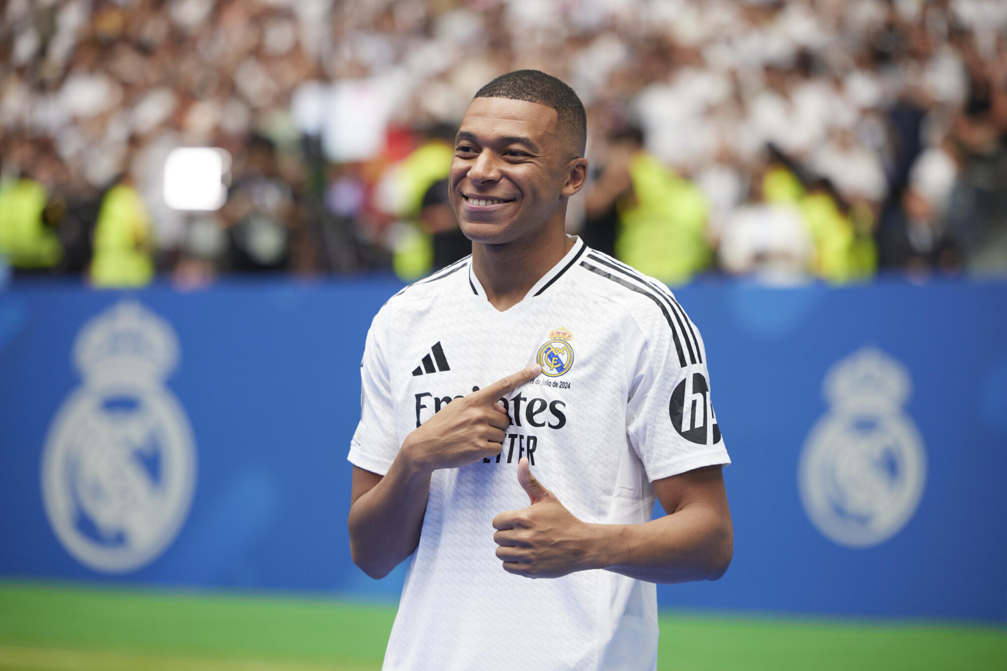 Kylian Mbappe , Kilyan Mbappe presentation, Kilyan Mbappe&#039;s presentation as new Real Madrid player, Santiago Bernabeu Stadium am 16. July 2024 in Madrid, Spanien. (Foto von Manu Reino/DeFodi Images)

Kylian Mbappe is unveiled at Estadio Santiago Bernabeu, Kilyan Mbappe presentation, Kilyan Mbappe&#039;s presentation as new Real Madrid player, Santiago Bernabeu Stadium on July 16, 2024 in Madrid, Spain. (Photo by Manu Reino/DeFodi Images)  
PREZENTACJA PILKARZA REAL MADRYT TRANSFER
FOT.DEFODI IMAGES/newspix.pl / 400mm.pl
POLAND ONLY!

---
newspix.pl / 400mm.pl