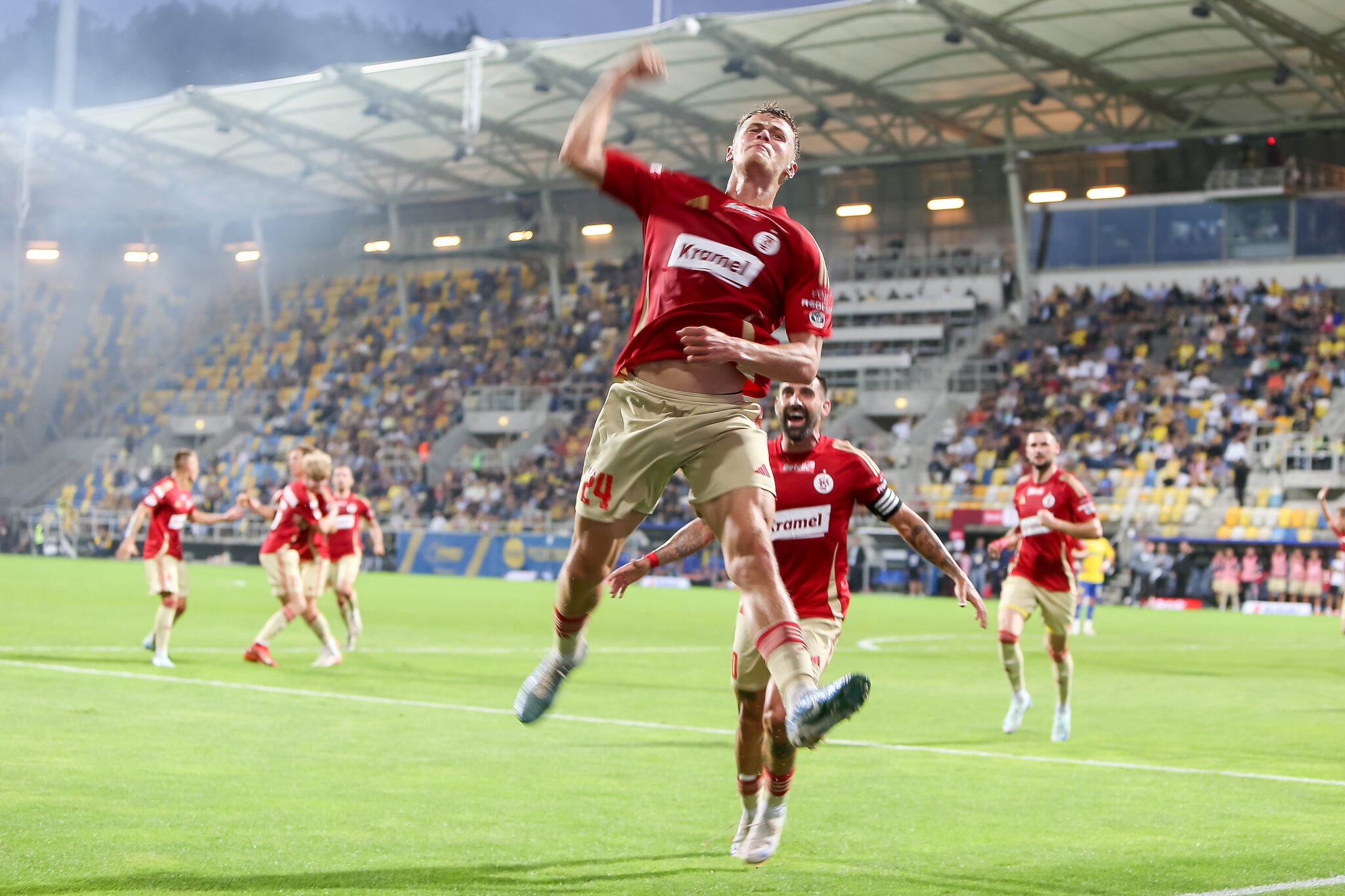 Gdynia, 29.07.2024, 
Pilka nozna. Betclic I liga. Mecz 2. kolejki Arka Gdynia - LKS Lodz, Gdynia., 
Football. Polish 2nd football league. 2nd round  match Arka Gdynia - LKS Lodz, Gdynia., 
NZ: Adrien Louveau, radosc, gol , 
FOT. Tomasz Zasinski / 400mm.pl