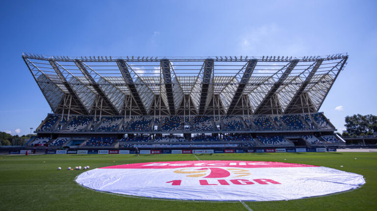 RZESZOW 04.08.2024
MECZ 3. KOLEJKA BETCLIC I LIGA SEZON 2024/25 --- POLISH FIRST LEAGUE FOOTBALL MATCH IN RZESZOW: STAL RZESZOW - MIEDZ LEGNICA
nz STADION MIEJSKI RZESZOW BETCLIC I LIGA BRANDING
FOT. ERNEST KOLODZIEJ/400mm.pl