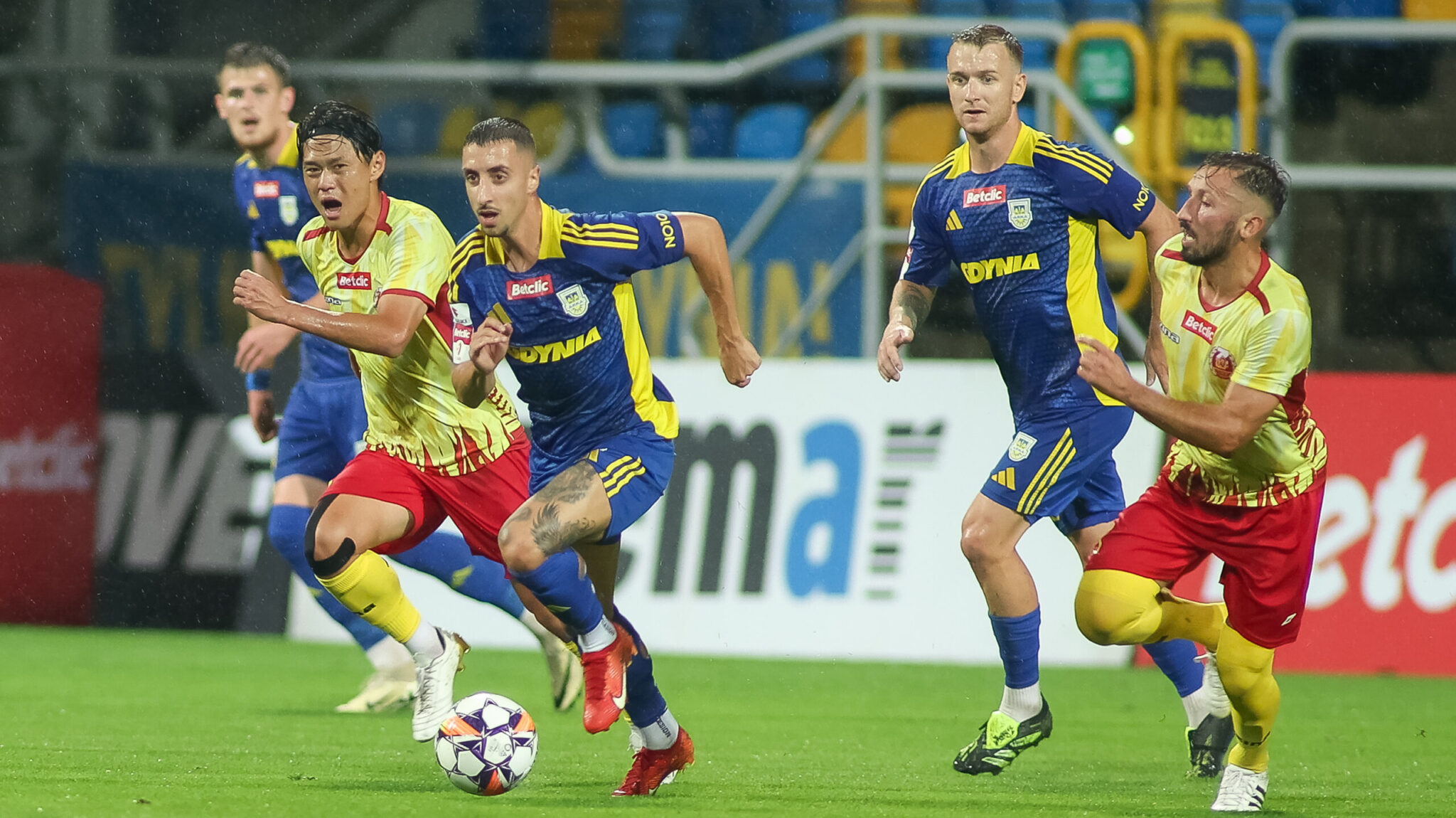 Gdynia, 09.08.2024, 
Pilka nozna. Betclic I liga. Mecz 4. kolejki Arka Gdynia - Znicz Pruszkow, Gdynia., 
Football. Polish 2nd football league. 4th round  match Arka Gdynia - Znicz Pruszkow, Gdynia., 
NZ: Kaito Imai, Joao Oliveira, Michal Borecki, Radoslaw Majewski , 
FOT. Tomasz Zasinski / 400mm.pl