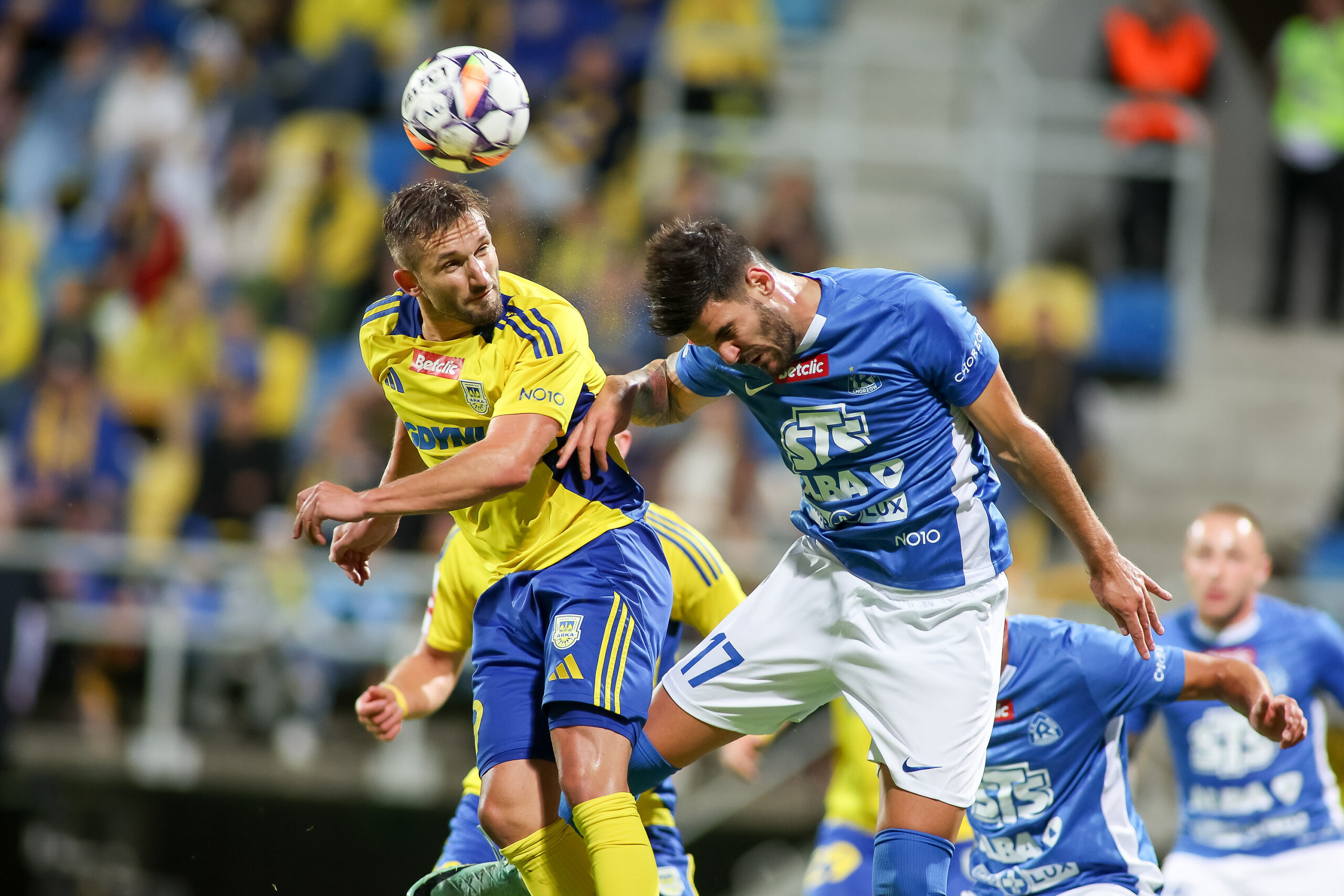 Gdynia, 22.08.2024, 
Pilka nozna. Betclic I liga. Mecz 6. kolejki Arka Gdynia - Ruch Chorzow, Gdynia., 
Football. Polish 2nd football league. 6th round  match Arka Gdynia - Ruch Chorzow, Gdynia., 
NZ: Michal Rzuchowski, Andrej Lukic , 
FOT. Tomasz Zasinski / 400mm.pl