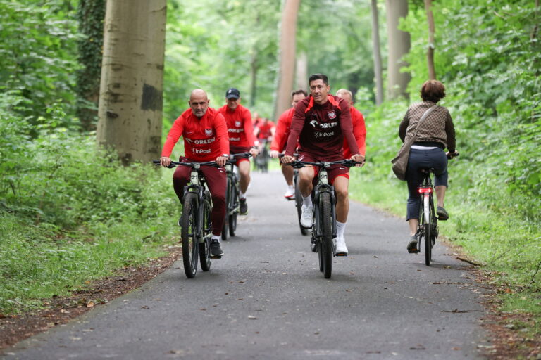 HANOWER 18.06.2024
PILKARZE REPREZENTACJI POLSKI JADA ROWERAMI NA TRENING W TRAKCIE NA EURO 2024 --- FOOTBALLERS FROM POLISH FOOTBALL NATIONAL TEAM CYCLING ON EURO 2024 IN HANOVER
MICHAL PROBIERZ  ROBERT LEWANDOWSKI
FOT. PIOTR KUCZA/400mm.pl